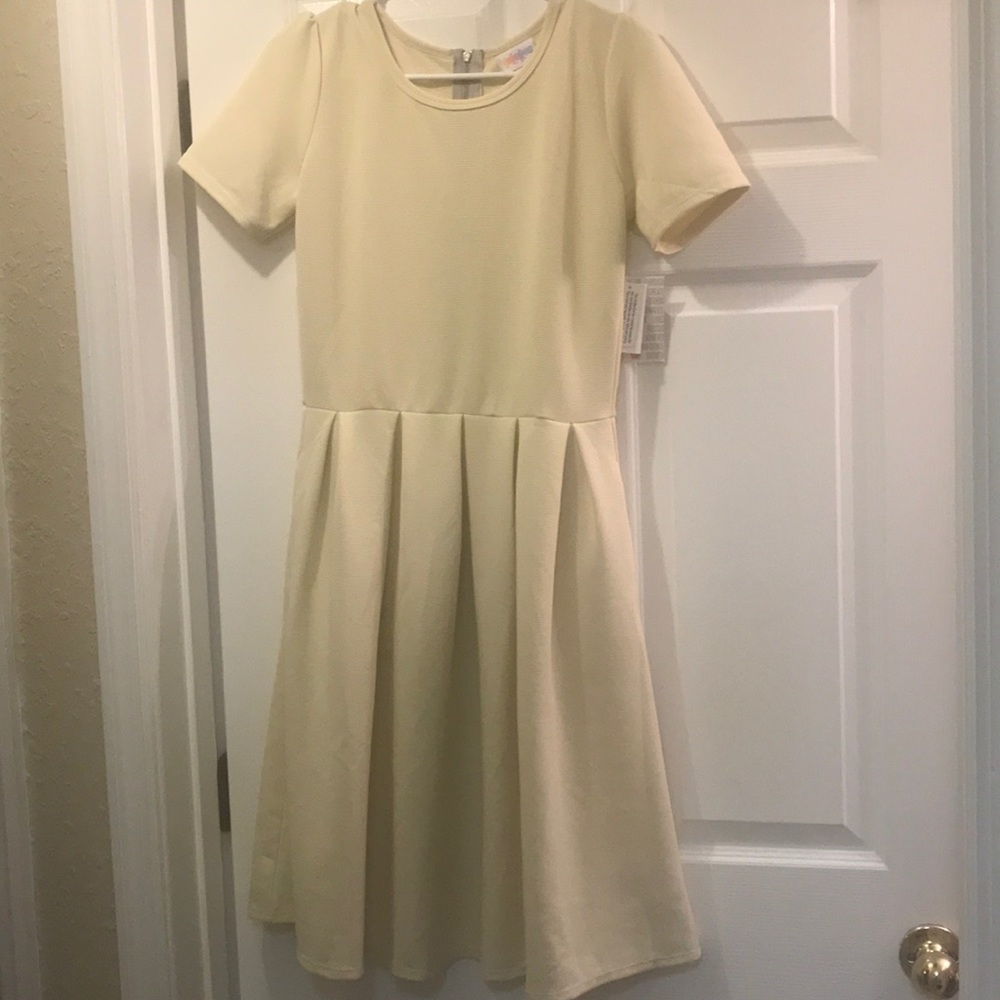 LULAROE SOLID CREAM AMELIA NWT SIZE SMALL